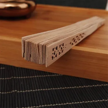 Éventail Pliable en Bois de Santal Parfumé – 20.5 cm Fermé / 35 cm Ouvert ✨